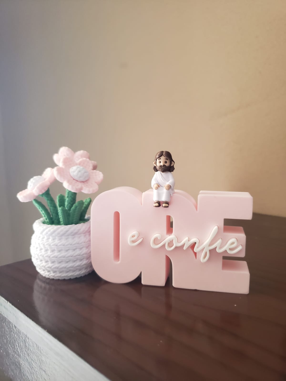 Decoração Religiosa Ore e Confie com Jesus e Flores