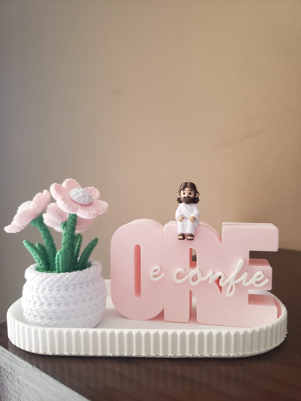Decoração Religiosa Ore e Confie com Jesus e Flores